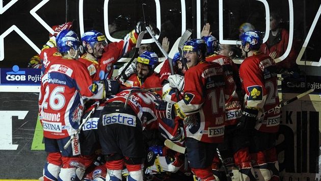 Euforie pardubických hráčů po postupu do semifinále. Euforie pardubických hráčů po postupu do semifinále.