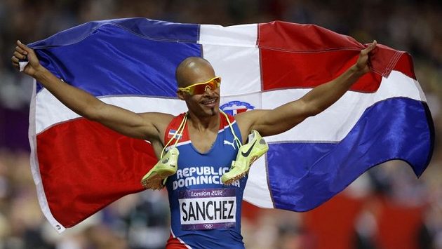 Felix Sánchez slaví zlatou medaili po vítězství v olympijském finále na 400 metrů s překážkami. Felix Sánchez slaví zlatou medaili po vítězství v olympijském finále na 400 metrů s překážkami.