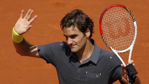Roger Federer zdraví diváky po vítězství v prvním kole na French Open. Roger Federer zdraví diváky po vítězství v prvním kole na French Open.
