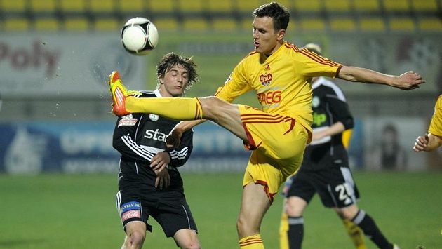 Martin Šlapák z Příbrami (vlevo) a Marek Hanousek z Dukly. Martin Šlapák z Příbrami (vlevo) a Marek Hanousek z Dukly.