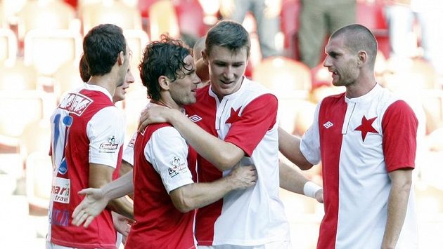 Fotbalisté Slavie se radují z branky Karola Kisela. Fotbalisté Slavie se radují z branky Karola Kisela.