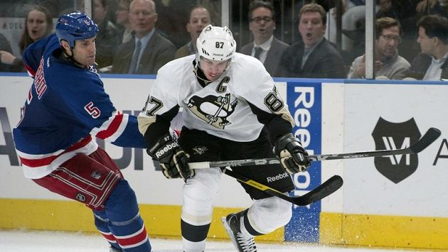 Sidney Crosby z Pittsburghu (vpravo) obchází Dana Girardiho z New York Rangers. Sidney Crosby z Pittsburghu (vpravo) obchází Dana Girardiho z New York Rangers.