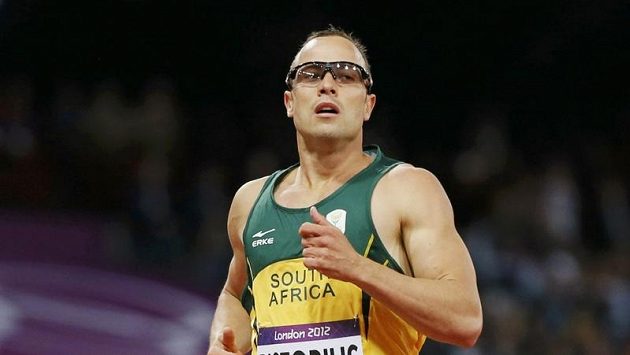 Jihoafričan Oscar Pistorius běží semifinále na 400 metrů. Jihoafričan Oscar Pistorius běží semifinále na 400 metrů.