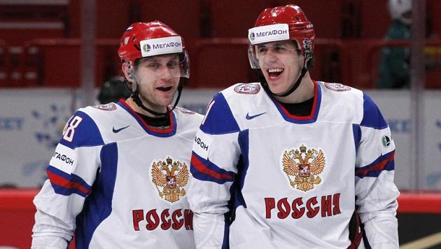 Ruští hokejisté Jevgenij Birjukov (vlevo) a Jevgenij Malkin slvaí gól proti Itálii. Ruští hokejisté Jevgenij Birjukov (vlevo) a Jevgenij Malkin slvaí gól proti Itálii.