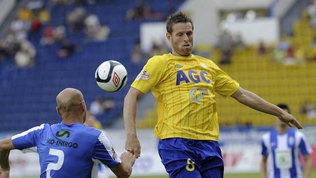 Teplický Štěpán Vachoušek (vpravo) a mladoboleslavský Petr Johana (vlevo) v utkání úvodního kola Gambrinus ligy, v němž Severočeši vyhráli 1:0. Teplický Štěpán Vachoušek (vpravo) a mladoboleslavský Petr Johana (vlevo) v utkání úvodního kola Gambrinus ligy, v němž Severočeši vyhráli 1:0.