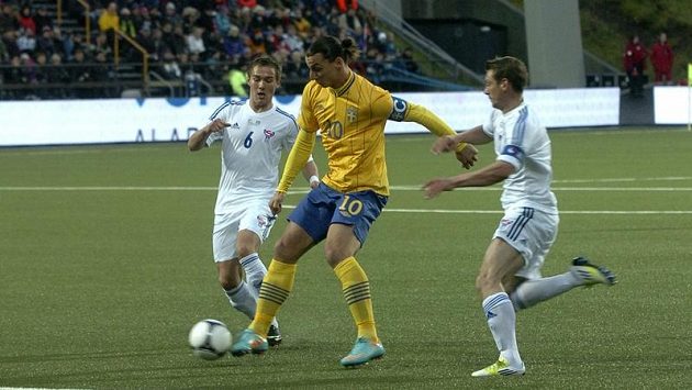 Švédský útočník Zlatan Ibrahimovič (uprostřed) v utkání proti Faerským ostrovům. Švédský útočník Zlatan Ibrahimovič (uprostřed) v utkání proti Faerským ostrovům.
