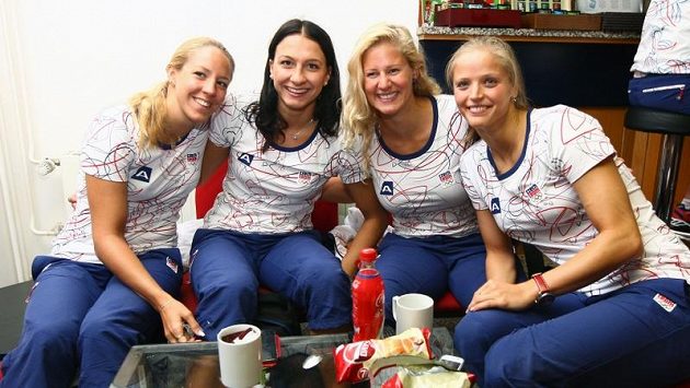Plavkyně (zleva) Petra Chocová, Barbora Závadová, Martina Moravčíková a Simona Baumrtová při odletu na olympiádu v Londýně. Plavkyně (zleva) Petra Chocová, Barbora Závadová, Martina Moravčíková a Simona Baumrtová při odletu na olympiádu v Londýně.