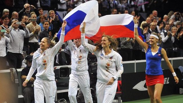 Český fedcupový tým slaví obhajobu trofeje. Český fedcupový tým slaví obhajobu trofeje.