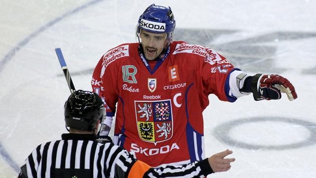 Tomáš Plekanec ve své nové úloze - jako kapitán národního týmu diskutuje se sudím. Tomáš Plekanec ve své nové úloze - jako kapitán národního týmu diskutuje se sudím.