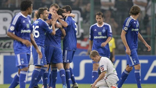 Fotbalisté Dynama Kyjev se radují z jednoho z gólů, které vstřelili na půdě Borussie Mönchengladbach. Fotbalisté Dynama Kyjev se radují z jednoho z gólů, které vstřelili na půdě Borussie Mönchengladbach.