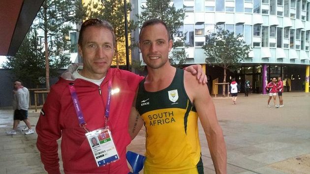 Michal Stark (vlevo) s jihoafrickým handicapovaným atletem Oscarem Pistoriem, jnež běžel v Londýně i olympijskou čtvrtku. Michal Stark (vlevo) s jihoafrickým handicapovaným atletem Oscarem Pistoriem, jnež běžel v Londýně i olympijskou čtvrtku.