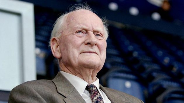 Anglická fotbalová legenda Tom Finney. Anglická fotbalová legenda Tom Finney.
