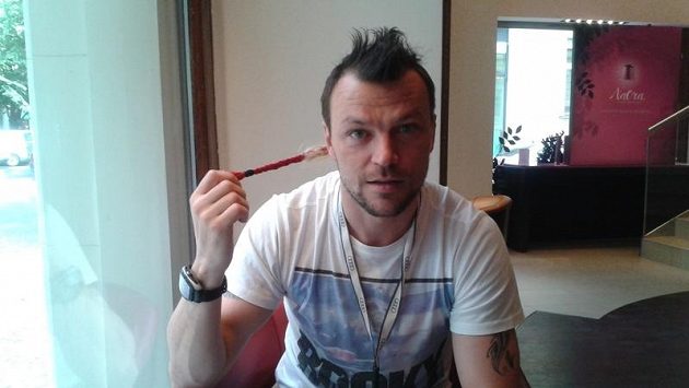 Ostříhaný Tomáš Ujfaluši ukazuje svůj copánek v barvách Galatasaray Istanbul Ostříhaný Tomáš Ujfaluši ukazuje svůj copánek v barvách Galatasaray Istanbul