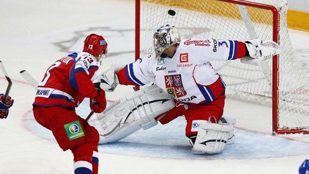 Pavel Dacjuk překonává Ondřeje Pavelce. Pavel Dacjuk překonává Ondřeje Pavelce.