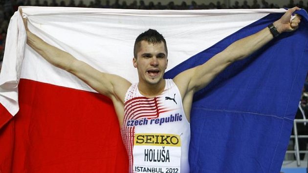Běžec Jakub Holuša oslavuje stříbrnou medaili z halového mistrovství světa v Istanbulu. Běžec Jakub Holuša oslavuje stříbrnou medaili z halového mistrovství světa v Istanbulu.