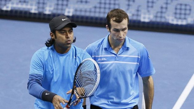 Zklamaní Leander Paes (vlevo) a Radek Štěpánek Zklamaní Leander Paes (vlevo) a Radek Štěpánek
