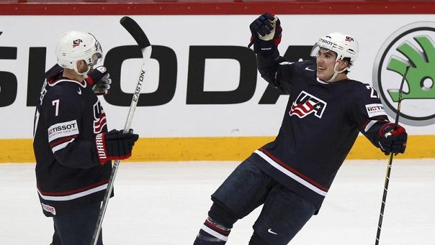 Alex Boligoski (vlevo) se raduje se svým spoluhráčem z USA Justinem Faulkem z branky. Alex Boligoski (vlevo) se raduje se svým spoluhráčem z USA Justinem Faulkem z branky.