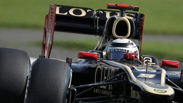 Kimi Raikkonen na trati v Abú Zabí. Kimi Raikkonen na trati v Abú Zabí.
