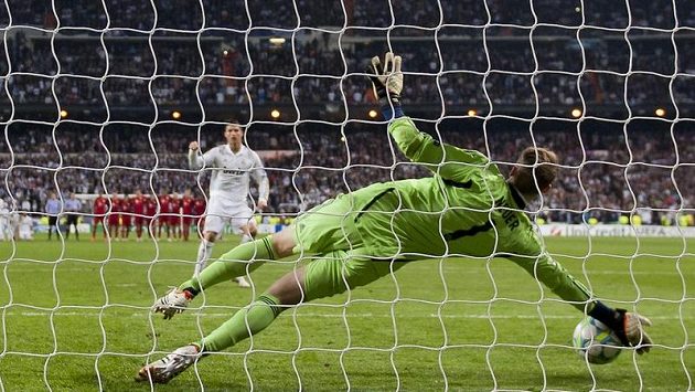 Manuelu Neuerovi bude dělat v bráně Bayernu náhradníka Tom Starke. Manuelu Neuerovi bude dělat v bráně Bayernu náhradníka Tom Starke.