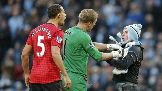 Joe Hart fanouška zpacifikoval, čímž ho možná zachránil před ještě větším trestem. Joe Hart fanouška zpacifikoval, čímž ho možná zachránil před ještě větším trestem.