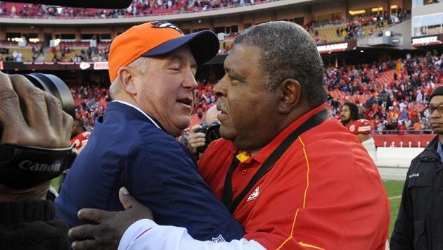 Kouč Kansas City Chiefs Romeo Crennel (vpravo) viděl sebevraždu svého svěřence z bezprostřední blízkosti. Kouč Kansas City Chiefs Romeo Crennel (vpravo) viděl sebevraždu svého svěřence z bezprostřední blízkosti.
