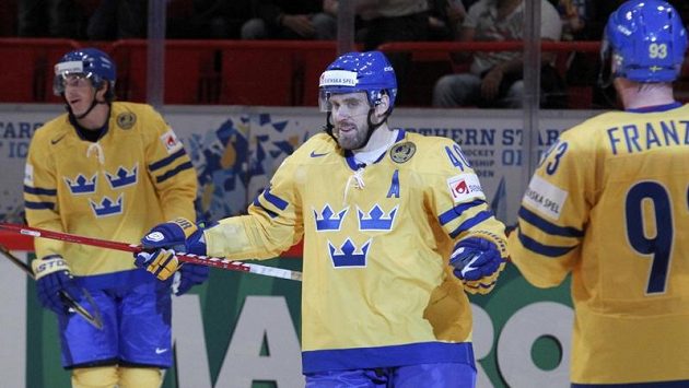 Švédští hokejisté Henrik Zetteberg a Johan Franzen (vpravo) oslavují gól proti Dánům. Švédští hokejisté Henrik Zetteberg a Johan Franzen (vpravo) oslavují gól proti Dánům.
