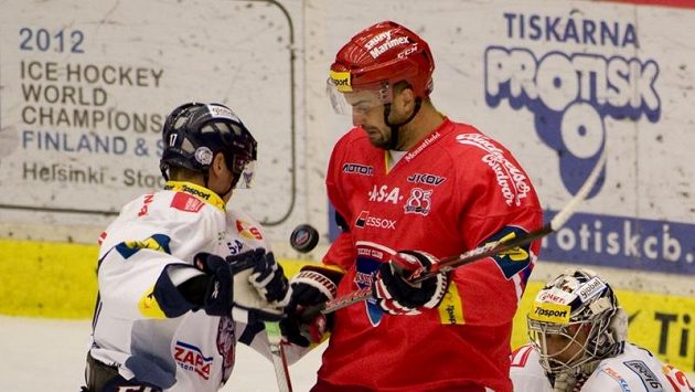 Pavel Kašpařík (uprostřed) v jihočeském klubu končí. Pavel Kašpařík (uprostřed) v jihočeském klubu končí.