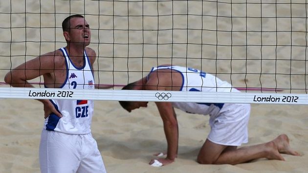 Plážoví volejbalisté Petr Beneš (vlevo) a Přemysl Kubala v olympijském turnaji. Plážoví volejbalisté Petr Beneš (vlevo) a Přemysl Kubala v olympijském turnaji.