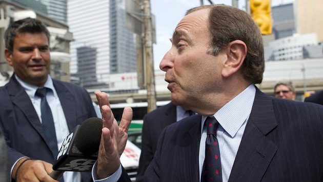Komisionář NHL Gary Bettman hovoří s novináři. Komisionář NHL Gary Bettman hovoří s novináři.
