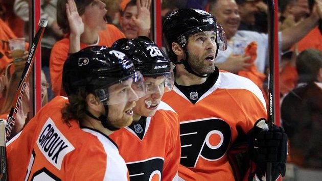 Hokejisté Philadelphie Jaromír Jágr (vpravo), Erik Gustaffson (uprostřed) a Claude Giroux se radují z branky. Hokejisté Philadelphie Jaromír Jágr (vpravo), Erik Gustaffson (uprostřed) a Claude Giroux se radují z branky.