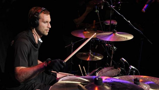 Petr Čech zahrál během loňského ME v Českém domě ve Vratislavi na bicí. Petr Čech zahrál během loňského ME v Českém domě ve Vratislavi na bicí.