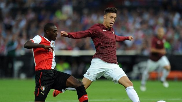 Útočník Sparty Václav Kadlec (vpravo) se snaží uniknout Darylu Janmaatovi z Feyenoordu. Útočník Sparty Václav Kadlec (vpravo) se snaží uniknout Darylu Janmaatovi z Feyenoordu.