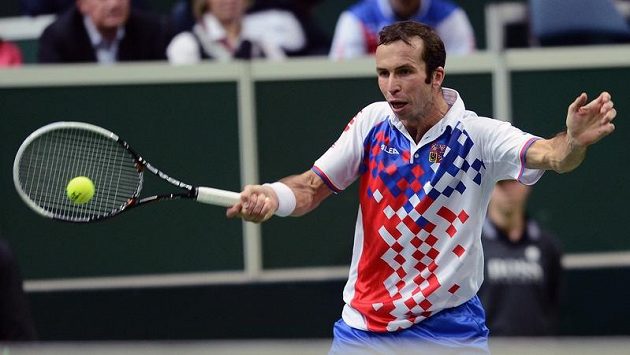 Radek Štěpánek v úvodním duelu finále Davisova poháru proti Davidu Ferrerovi ze Španělska Radek Štěpánek v úvodním duelu finále Davisova poháru proti Davidu Ferrerovi ze Španělska
