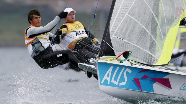 Australská posádka Iain Jensen (vlevo) a Nathan Outteridge vyhrála olympijskou regatu ve třídě 49er Australská posádka Iain Jensen (vlevo) a Nathan Outteridge vyhrála olympijskou regatu ve třídě 49er