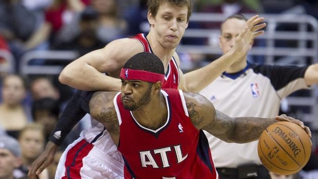 Josh Smith z Atlanty si kryje míč před Janem Veselým z Washingtonu. Josh Smith z Atlanty si kryje míč před Janem Veselým z Washingtonu.