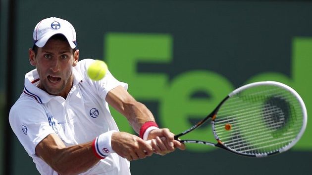 Srb Novak Djokovič při vítězství ve finále v Miami, kde mu byl soupeřem Brit Andy Murray. Srb Novak Djokovič při vítězství ve finále v Miami, kde mu byl soupeřem Brit Andy Murray.