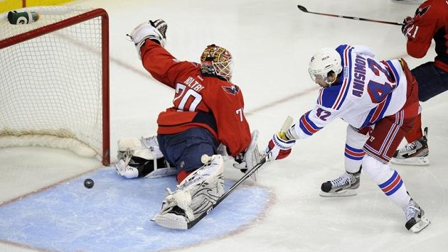 Anisimov z New York Rangers překonává brankáře Washingtonu Holtbyho. Domácí přesto vyhráli 3:2. Anisimov z New York Rangers překonává brankáře Washingtonu Holtbyho. Domácí přesto vyhráli 3:2.