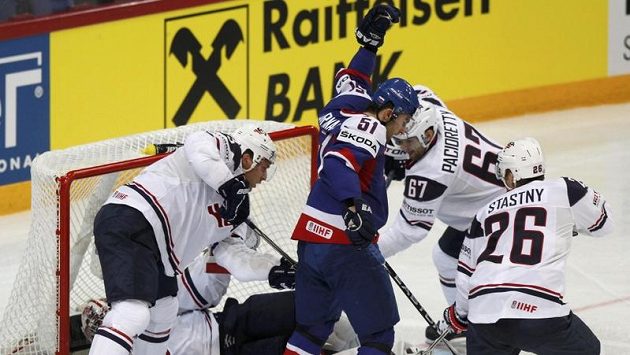 Slovenský obránce Dominik Graňák se mezi přesilou amerických hráčů raduje z úvodní trefy v utkání. Slovenský obránce Dominik Graňák se mezi přesilou amerických hráčů raduje z úvodní trefy v utkání.