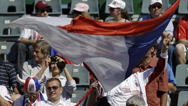 Tomáši Berdychovi pomohl i asi padesátihlavý ostrůvek českých fandů. Tomáši Berdychovi pomohl i asi padesátihlavý ostrůvek českých fandů.