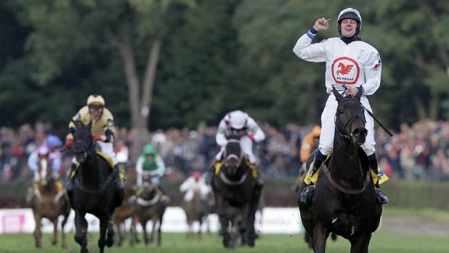 Žokej Jan Faltejsek (vpravo) s koněm Orphee des Blins se raduje z vítězství ve 122. Velké pardubické. Žokej Jan Faltejsek (vpravo) s koněm Orphee des Blins se raduje z vítězství ve 122. Velké pardubické.