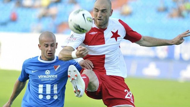 Slávista Martin Latka (vpravo) v souboji s Daliborem Vašendou z Baníku. Slávista Martin Latka (vpravo) v souboji s Daliborem Vašendou z Baníku.