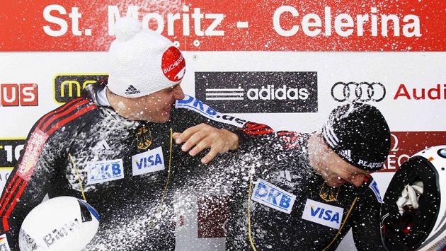 istři světa na dvojbobu zleva Friedrich a Bäcker dostávají spršku šampaňského. istři světa na dvojbobu zleva Friedrich a Bäcker dostávají spršku šampaňského.