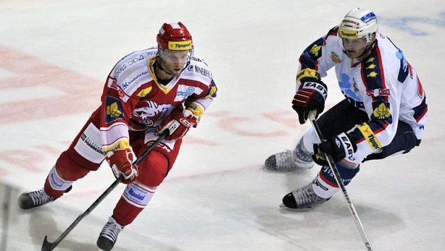 Martina Růžičku z Třince (vlevo) stíhá Jan Kolář z Pardubic Martina Růžičku z Třince (vlevo) stíhá Jan Kolář z Pardubic
