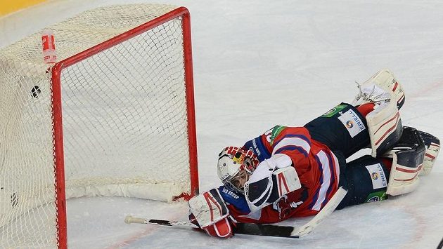 Brankář pražského Lva Jakub Štěpánek inkasuje pátý gól z hole Alexeje Kopejkina. Brankář pražského Lva Jakub Štěpánek inkasuje pátý gól z hole Alexeje Kopejkina.