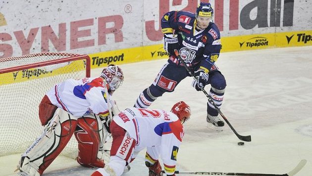 Liberecký Jaroslav Kudrna (vpravo) se snaží překonat českobudějovického brankáře Jakuba Kováře. Liberecký Jaroslav Kudrna (vpravo) se snaží překonat českobudějovického brankáře Jakuba Kováře.