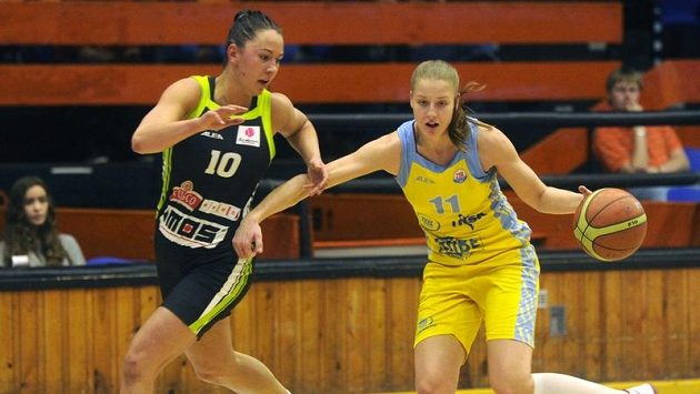 Barbora Kašpárková z Brna (vlevo) a Kateřina Elhotová z USK Praha během finále play-off basketbalové ligy. Barbora Kašpárková z Brna (vlevo) a Kateřina Elhotová z USK Praha během finále play-off basketbalové ligy.
