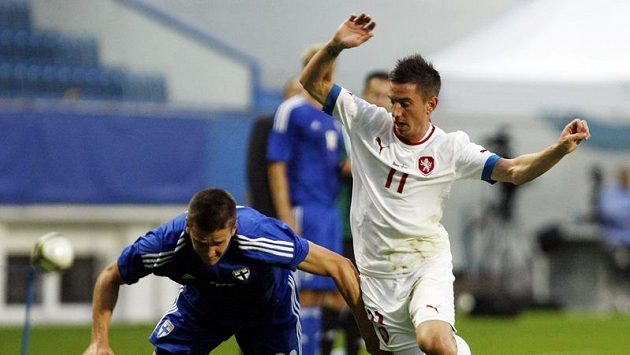 Milan Petržela (vpravo) se snaží získat míč přes bránícího Fina Kaspera Hämäläinena. Milan Petržela (vpravo) se snaží získat míč přes bránícího Fina Kaspera Hämäläinena.