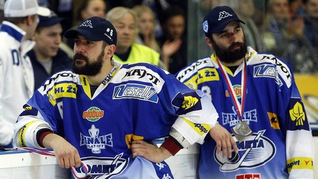 Zklamaní hokejisté Brna Kováčik a Hruška po porážce ve finále extraligy. Zklamaní hokejisté Brna Kováčik a Hruška po porážce ve finále extraligy.