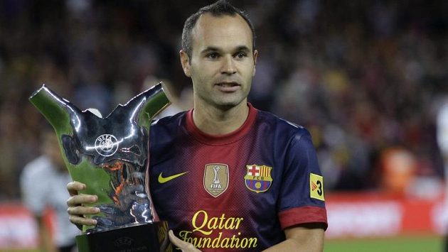 Záložník Barcelony a španělské reprezentace Andrés Iniesta s trofejí pro nejlepšího evropského fotbalistu Záložník Barcelony a španělské reprezentace Andrés Iniesta s trofejí pro nejlepšího evropského fotbalistu