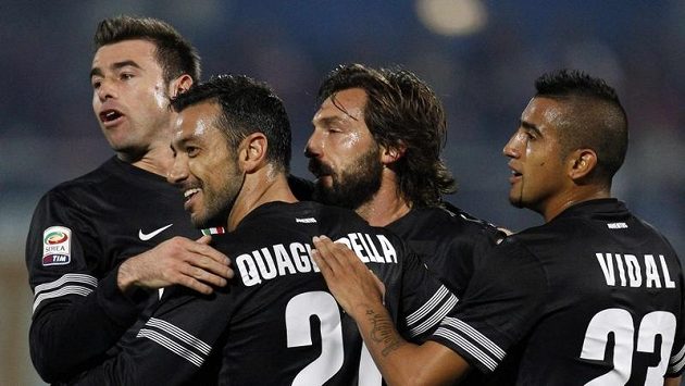 Fabio Quagliarella (druhý zleva) se raduje se spoluhráči z Juventusu z branky. Fabio Quagliarella (druhý zleva) se raduje se spoluhráči z Juventusu z branky.